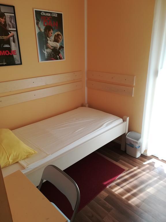 Cinema House Single & Double Rooms & Studio Apartments Πούλα Εξωτερικό φωτογραφία