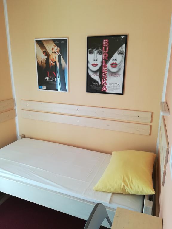 Cinema House Single & Double Rooms & Studio Apartments Πούλα Εξωτερικό φωτογραφία