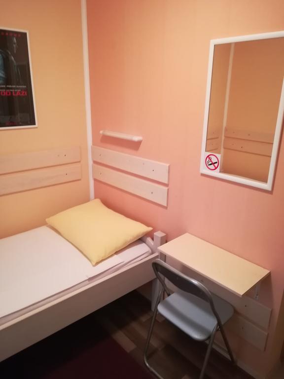 Cinema House Single & Double Rooms & Studio Apartments Πούλα Εξωτερικό φωτογραφία