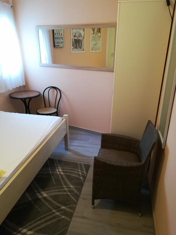 Cinema House Single & Double Rooms & Studio Apartments Πούλα Εξωτερικό φωτογραφία