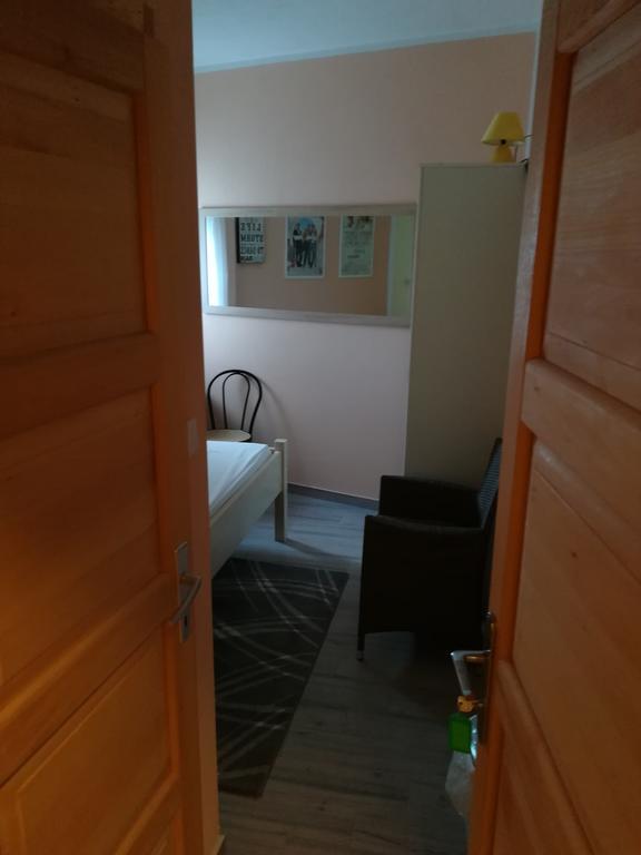 Cinema House Single & Double Rooms & Studio Apartments Πούλα Εξωτερικό φωτογραφία