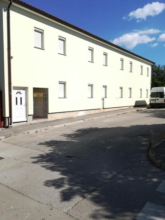 Cinema House Single & Double Rooms & Studio Apartments Πούλα Εξωτερικό φωτογραφία